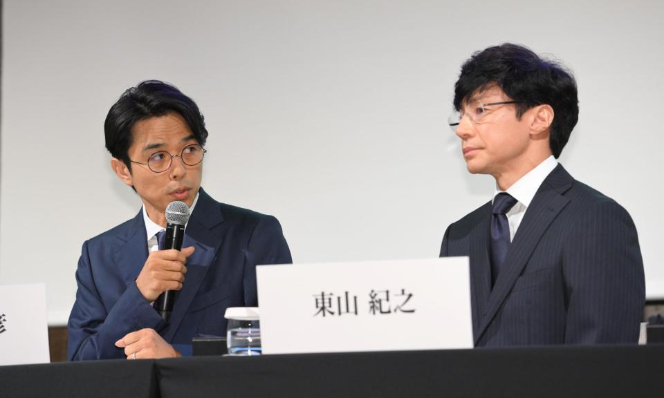 　記者会見で東山紀之（右）を見ながら質問に答える井ノ原快彦（撮影・伊藤笙子）