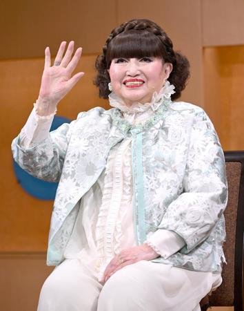 　笑顔で手を振る黒柳徹子（撮影・金田祐二）