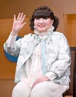 　笑顔で手を振る黒柳徹子（撮影・金田祐二）