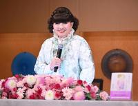 　笑顔であいさつする黒柳徹子（撮影・金田祐二）