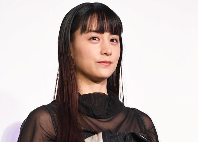 山本美月32歳 大人女子の膝上15センチ＆黒ブーツがレベチ絶妙