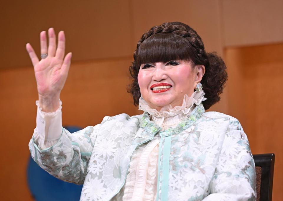 　笑顔で手を振る黒柳徹子（撮影・金田祐二）