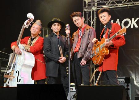 　ポーズを決める真田ナオキ（右から２人目）と、山田憲一＆ロカビリー・スペシャルズ