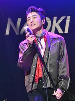 　ロカビリースタイルで熱唱する真田ナオキ