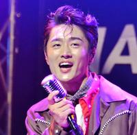 　ロカビリースタイルで熱唱する真田ナオキ