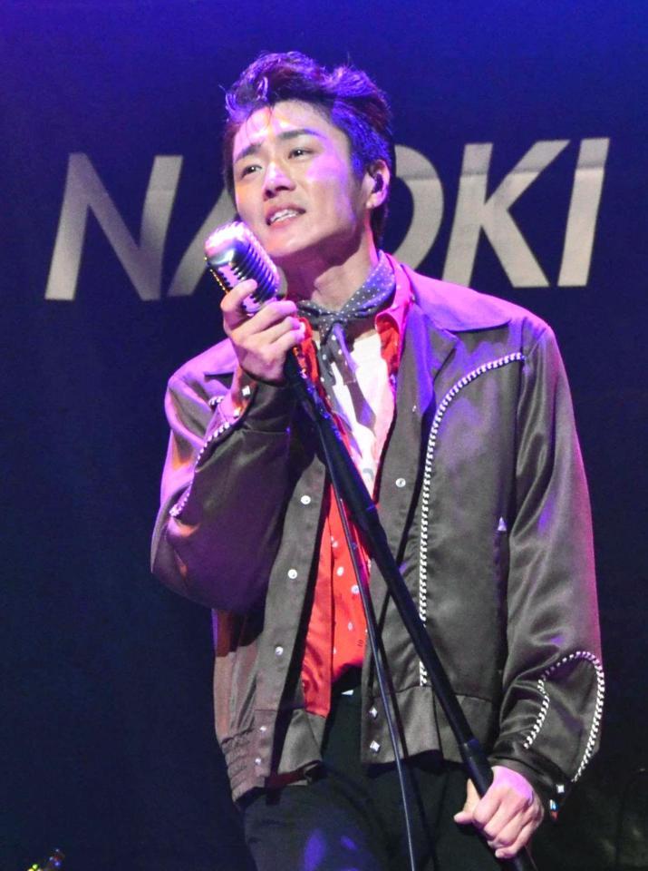 　ロカビリースタイルで熱唱する真田ナオキ