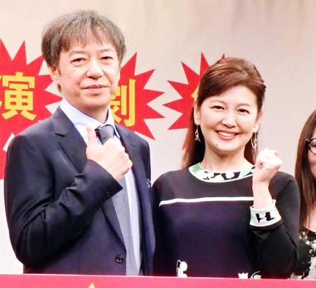 　会見した南野陽子（右）と板尾創路