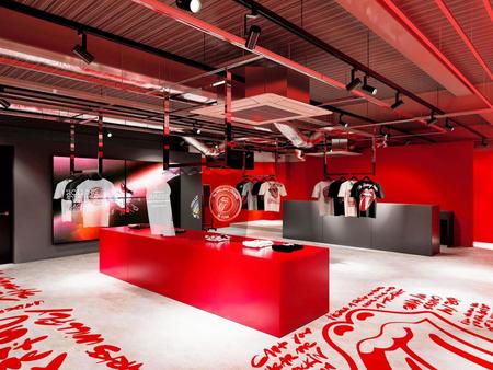 　ザ・ローリング・ストーンズの公式アパレルストア「ＲＳ　Ｎｏ．９」１階の内観