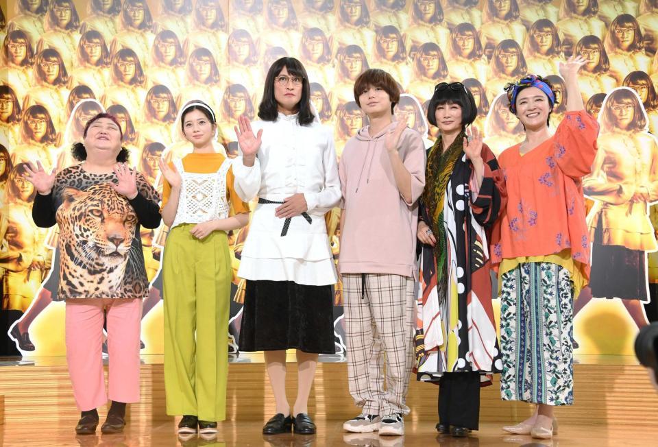 　手を振る（左から）平田敦子、桜田ひより、松岡昌宏、伊野尾慧、余貴美子、しゅはまはるみ（撮影・棚橋慶太）