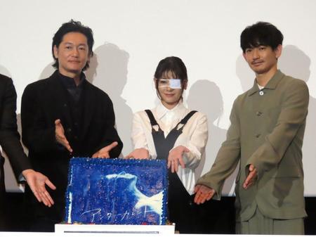 　舞台あいさつに出席した（左から）井浦新、真木よう子、永山瑛太