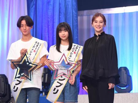 　男子グランプリの佐藤来未登さん（左）女子グランプリの原田花埜さん（中）スペシャルプレゼンターの北川景子（撮影・三好信也）