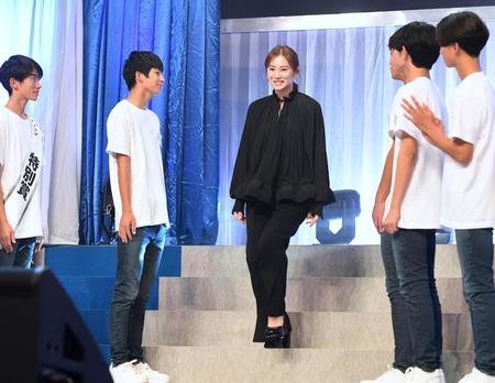 　スペシャルプレゼンターを務める北川景子（中）＝撮影・三好信也
