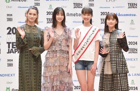 　ミス・ティーン・ジャパン応援アンバサダーの（左から）トラウデン直美、新川優愛、平祐奈（右端）から祝福されるグランプリのコバルチク花理愛さん（撮影・開出牧）