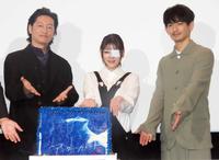 　サプライズケーキに笑顔を見せる（左から）井浦新、真木よう子、永山瑛太