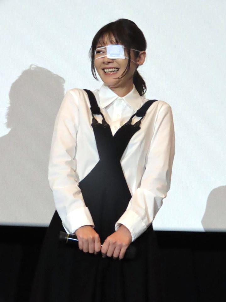 　舞台あいさつに出席した真木よう子