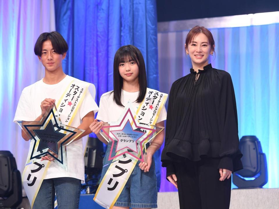 　男子グランプリの佐藤来未登さん（左）女子グランプリの原田花埜さん（中）スペシャルプレゼンターの北川景子（撮影・三好信也）