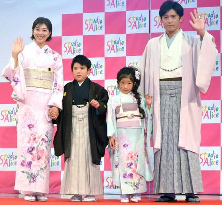 　（左から）潮田玲子、長男のりゅうせいくん、長女のみれいちゃん、増嶋竜也氏