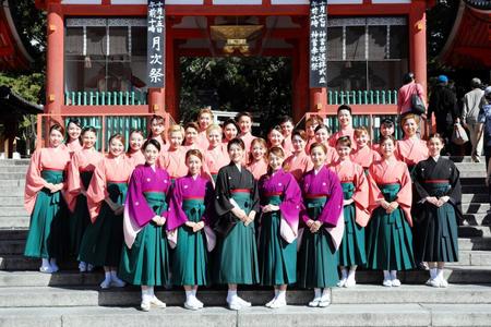 　京都・八坂神社を訪れた翼和希（前列左から１番目）、楊琳（前列左から３番目）らＯＳＫ日本歌劇団のメンバー