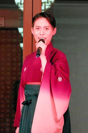 　マイクを手にした翼和希