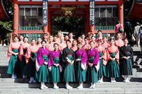 　京都・八坂神社を訪れた翼和希（前列左から１番目）、楊琳（前列左から３番目）らＯＳＫ日本歌劇団のメンバー