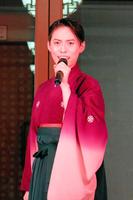 　マイクを手にした翼和希