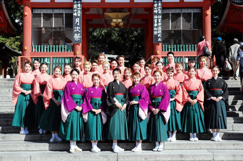 　京都・八坂神社を訪れた翼和希（前列左から１番目）、楊琳（前列左から３番目）らＯＳＫ日本歌劇団のメンバー