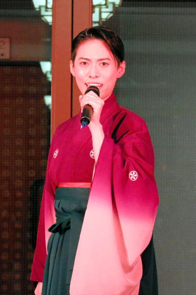 　マイクを手にした翼和希