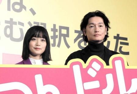 　舞台あいさつに登場した深川麻衣（左）と井浦新