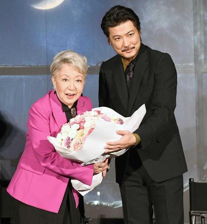 　９０歳のお祝いの花束を草笛光子（左）に手渡す玉山鉄二