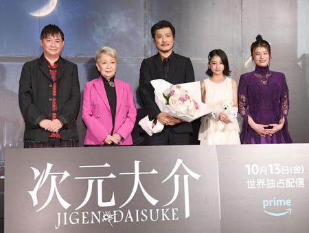 　映画『次元大介』をＰＲする（左から）橋本一監督、草笛光子、玉山鉄二、真木ことか、さとうほなみ（撮影・園田高夫）