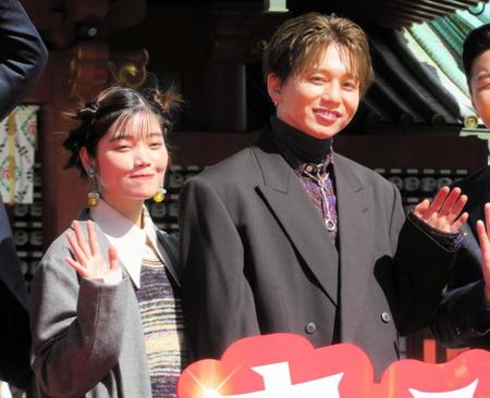 　手を振るセントチヒロ・チッチ（左）と花村想太