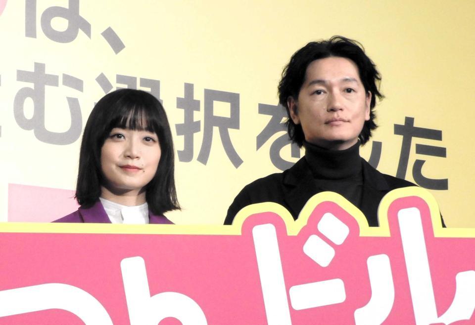 　舞台あいさつに登場した深川麻衣（左）と井浦新