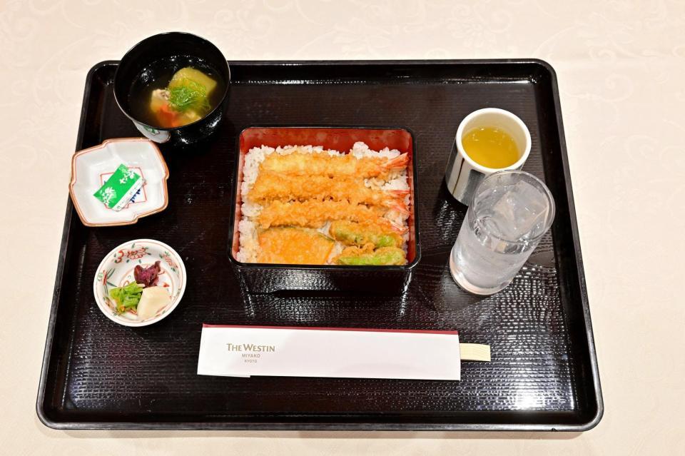 　藤井聡太七冠が夕食に選んだ海老天丼（お吸い物付き）と緑茶＝日本将棋連盟提供