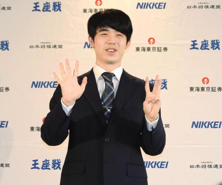 　八冠達成から一夜明け、手で「八冠」のポーズを取る藤井聡太新王座