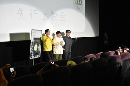 　観客による撮影タイムでおどけてポーズを取るくるり。（左から）佐藤征史、森信行、岸田繁