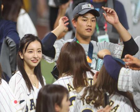 　ヤクルト・高橋奎二（右）と板野友美