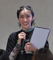 　イベントでＭＣを務める中田クルミ（撮影・西岡正）