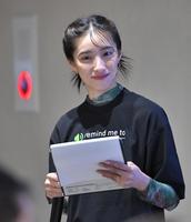 　イベントでＭＣを務める中田クルミ（撮影・西岡正）