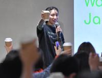 　イベントで参加者と乾杯する中田クルミ（撮影・西岡正）