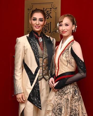 　公演への思いを語った月組トップコンビの月城かなと（左）、海乃美月（撮影・堀内翔）