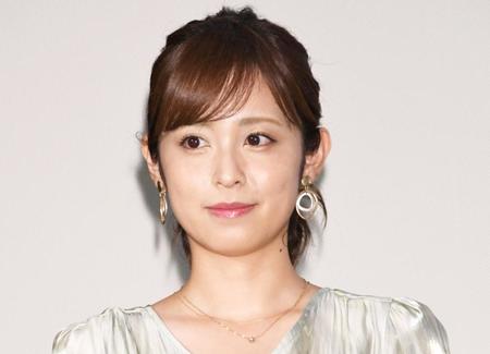 久慈暁子　デコ出しヘアが「めちゃくちゃ可愛すぎる」モールでブラブラ　ノースリに幅広パンツ「スタイル抜群」「本当オシャレ」