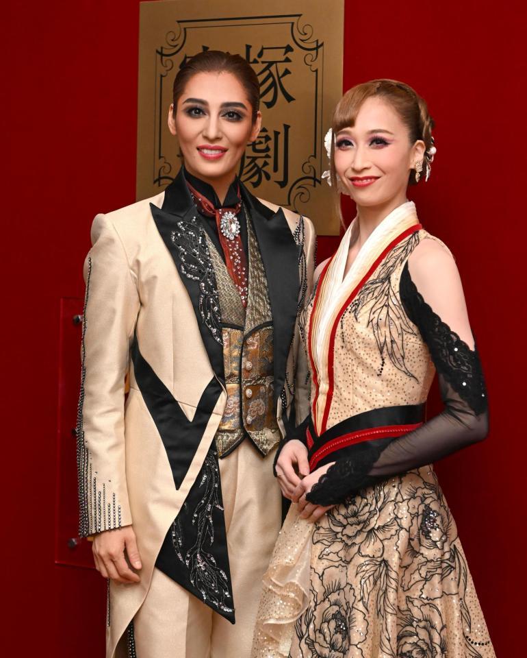 　公演への思いを語った月組トップコンビの月城かなと（左）、海乃美月（撮影・堀内翔）