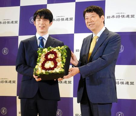 　会見した藤井聡太八冠（左）と杉本昌隆八段