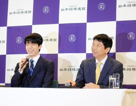 　笑顔を見せながら会見した藤井聡太八冠（左）と杉本昌隆八段