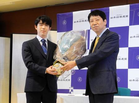 　師匠の杉本昌隆八段（右）から花束を贈られた藤井聡太八冠