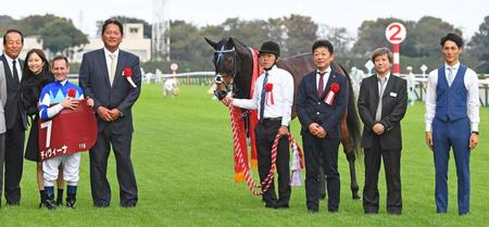 　府中牝馬Ｓを制したディヴィーナと喜ぶ（左から２人目から）加奈子夫人、Ｍ・デムーロ、佐々木主浩オーナー（撮影・三好信也）