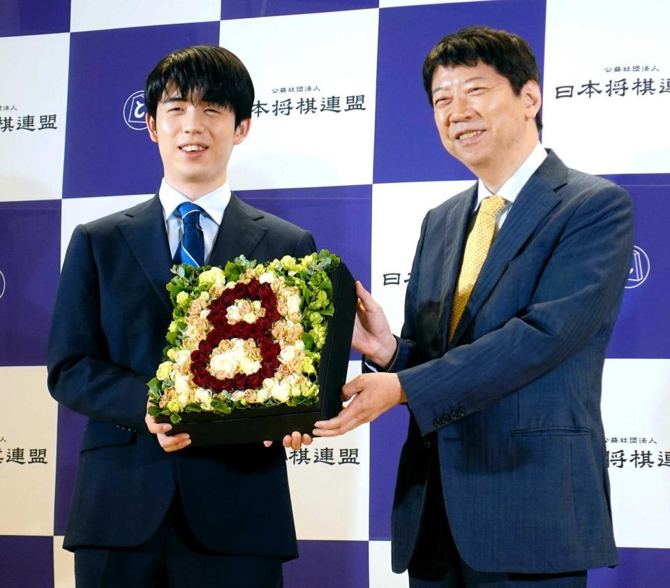 　杉本昌隆八段（右）と笑顔で記念写真に応じる藤井聡太八冠