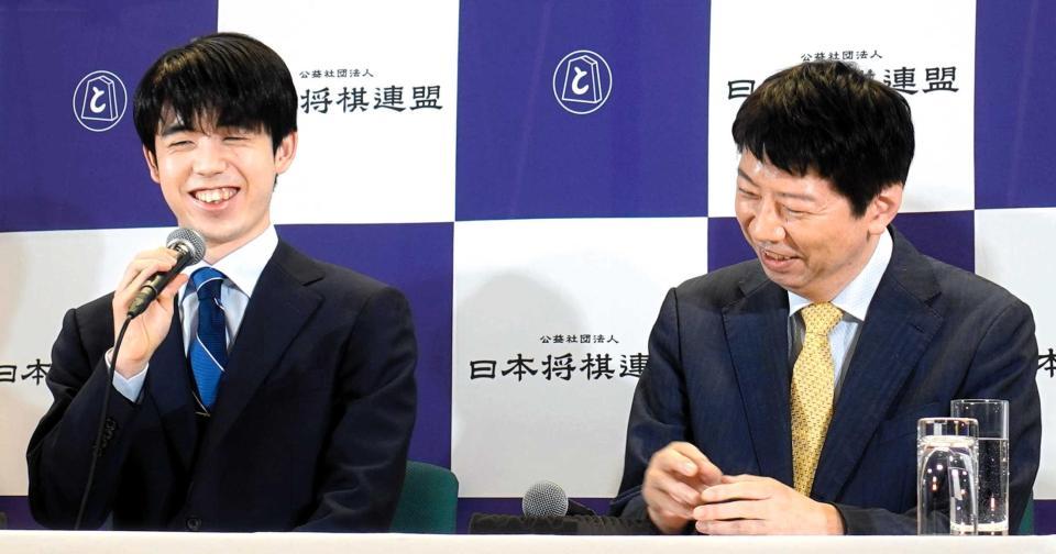 　藤井聡太八冠（左）の言葉に、思わず苦笑いを浮かべる杉本昌隆八段