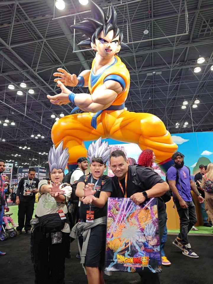 ドラゴンボール」新作発表の舞台に６・８メートル巨大悟空！コスプレ姿