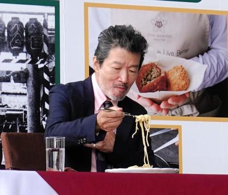 　カルボナーラを試食する木村祐一